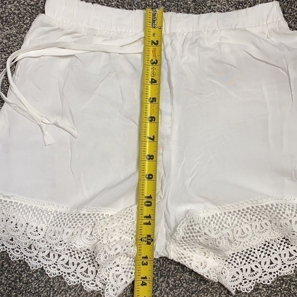 Heart Hips White Lace Hem Woven Shorts NWT - Picture 8 of 11